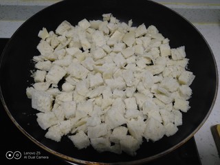 7、家常版披萨,锅中放入适量油，油热后转小火，放入蒸馍碎。