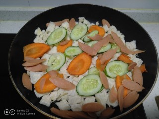 8、家常版披萨,放入黄瓜片、胡萝卜片、火腿片。