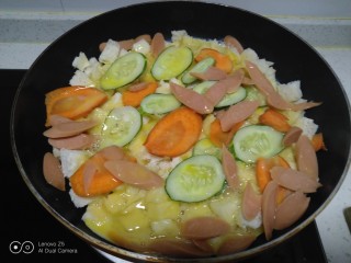 9、家常版披萨,倒入鸡蛋液。