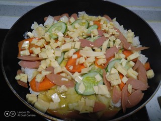 10、家常版披萨,均匀撒上奶酪碎。