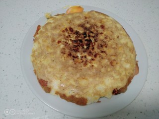 12、家常版披萨,倒扣在盘中。