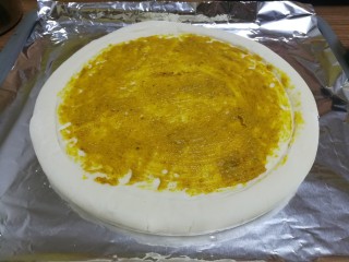 7、椰风咖喱披萨,用刷子刷满椰浆咖喱酱。