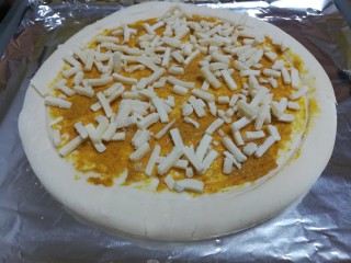 8、椰风咖喱披萨,放上20克马苏里拉奶酪。