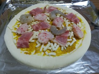 9、椰风咖喱披萨,铺上龙虾丸，虾仁和培根。