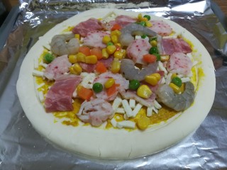 10、椰风咖喱披萨,撒上一半蔬菜粒。