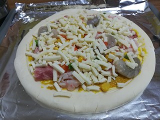 11、椰风咖喱披萨,剩余的马苏里拉奶酪全部铺上去！