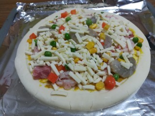 12、椰风咖喱披萨,在铺上剩余的蔬菜粒。