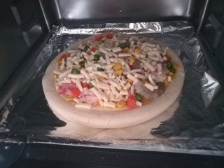 13、椰风咖喱披萨,放入烤箱180度，20-30分钟，看到芝士融化微黄即可。