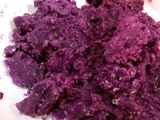 4、麦胚酸奶淋紫薯，对挑食人是赤裸裸的诱惑,拌均匀，看，点点麦胚。