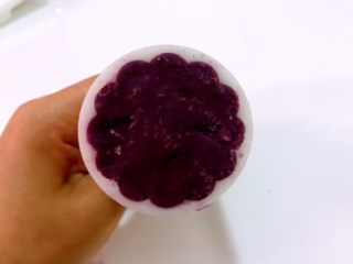 6、麦胚酸奶淋紫薯，对挑食人是赤裸裸的诱惑,用勺子装进去，边缘稍压紧，中间用力带过，装平。