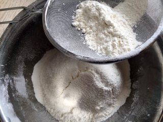 3、宫廷桃酥（植物油版）,过筛三遍（这个步骤不要省哦，这是为了将三者充分混合均匀，并让面粉充分接触空气以免等会面糊起粒，因为下一步面糊不可过度搅拌）