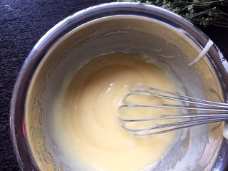 5、宫廷桃酥（植物油版）,用打蛋器快速搅打至乳化状态，这个很费力，我用手动打蛋器打了约5分钟才打至理想状态，力气小的亲可用电动打蛋器