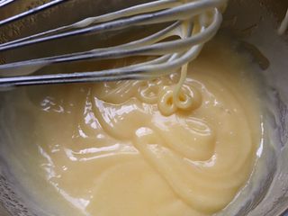 6、宫廷桃酥（植物油版）,看下状态，整个蛋糊比较浓稠，性状接近沙拉酱，提起打蛋头滴落时有明显纹路且纹路不会马上消失