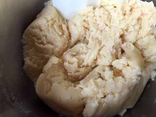 9、宫廷桃酥（植物油版）,加入剩下的面粉，继续用翻拌加切拌手法拌至无干粉状态即可，忌画圈搅拌、忌过度搅拌、忌过度挤压面团