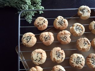 14、宫廷桃酥（植物油版）,烤好后出炉，移烤网上晾凉