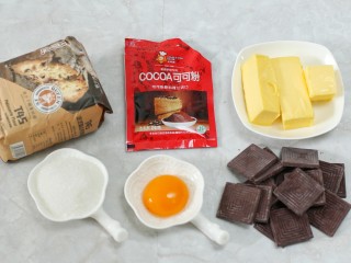 1、巧克力夹心饼干,准备好所需食材