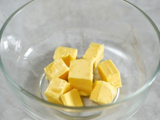 2、巧克力夹心饼干,黄油无需软化，切成小块放入容器中