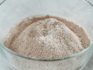 3、巧克力夹心饼干,低筋面粉和可可粉混合后筛入黄油中