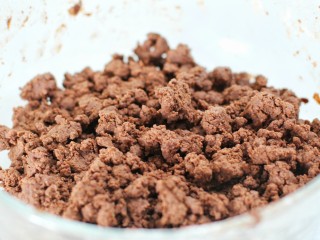 4、巧克力夹心饼干,用手将面粉和黄油混合反复捏匀