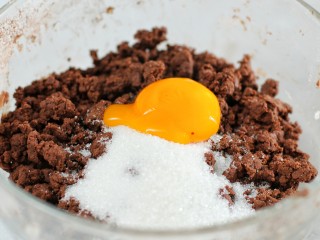 5、巧克力夹心饼干,放入细砂糖和蛋黄