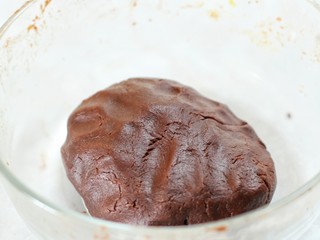 6、巧克力夹心饼干,揉搓成湿润的面团状