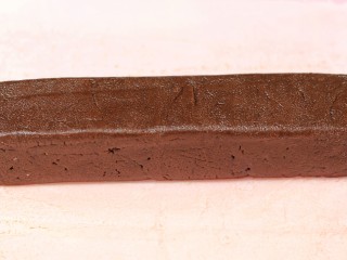 7、巧克力夹心饼干,将面团用手整理成高和宽约为3cm的长方体，用油纸包好放入冰箱冷冻一个小时