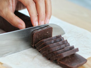 8、巧克力夹心饼干,将完全冻硬的面团取出切成厚度约为0.3厘米的片状