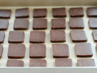 9、巧克力夹心饼干,把切好的饼干排放烤盘内