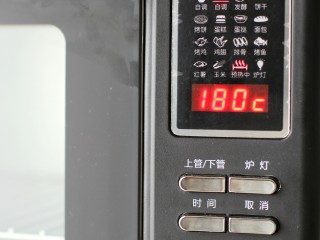 10、巧克力夹心饼干,烤箱上下火180度预热