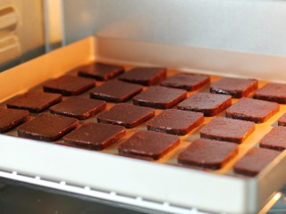 11、巧克力夹心饼干,将饼干放入预热好的烤箱中层，烤13分钟左右出炉