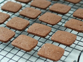 12、巧克力夹心饼干,把烤好的饼干移至烤网冷却备用