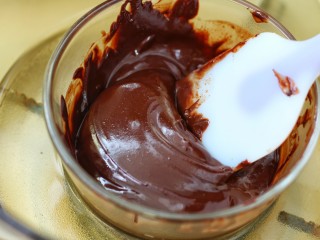 13、巧克力夹心饼干,制作巧克力夹心:黑巧克力和黄油切成小块放入碗中，隔水加热并不断搅拌，直到巧克力和黄油完全融化