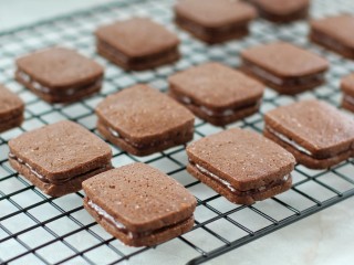 15、巧克力夹心饼干,把饼干静置直到巧克力馅凝固即可