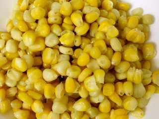 1、吐司披萨盏,准备食材：玉米粒烫熟捞出沥干水分备用。