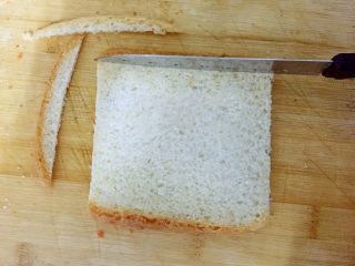 5、吐司披萨盏,吐司面包片切去四周的硬边，这样容易摆造型，也可不切。