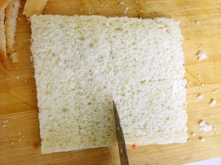 6、吐司披萨盏,吐司片切四刀，千万不要切断哦。