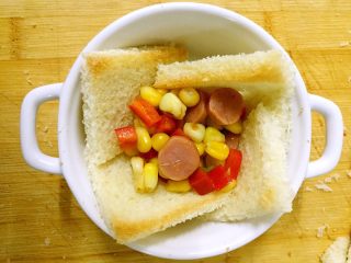 8、吐司披萨盏,再放炒好的蔬菜丁。