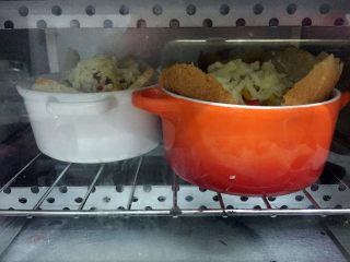 10、吐司披萨盏,烤箱预热，上下火中下层180度烤10分钟，吐司面包烤至金黄色即可出炉。