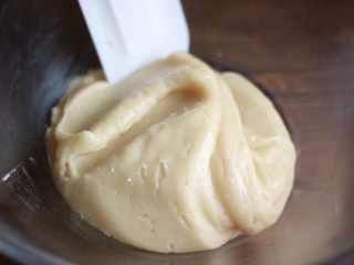 2、金沙奶黄月饼,用刮刀拌匀