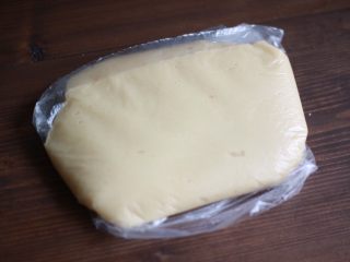 3、金沙奶黄月饼,装入保鲜袋中松弛一小时