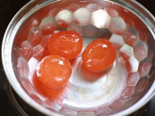 4、金沙奶黄月饼,然后将咸蛋黄放入锅中开火蒸熟