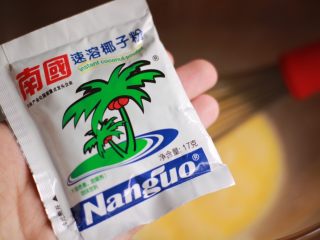 8、金沙奶黄月饼,依次加入椰子粉