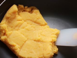 18、金沙奶黄月饼,开小火一直炒至到面糊成团、不粘刮刀、并且稍许偏干的状态。金沙奶黄馅就做好了