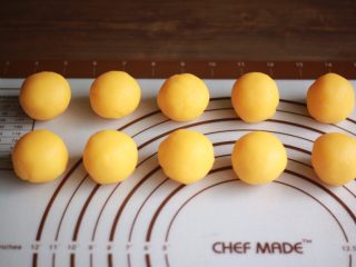 19、金沙奶黄月饼,当奶黄馅晾至温热后,分成35g/个。