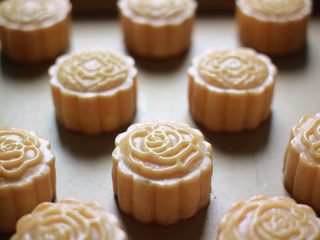 35、金沙奶黄月饼,继续入烤箱。180度烤5分钟即可