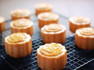 38、金沙奶黄月饼,成品