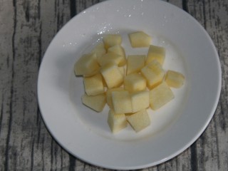 7、水果沙拉,苹果切小块