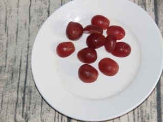 8、水果沙拉,提子切两半