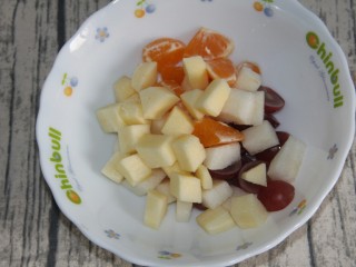 10、水果沙拉,放入一个大碗里