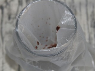 17、水果沙拉,放入一个裱花袋中，剪一个小口